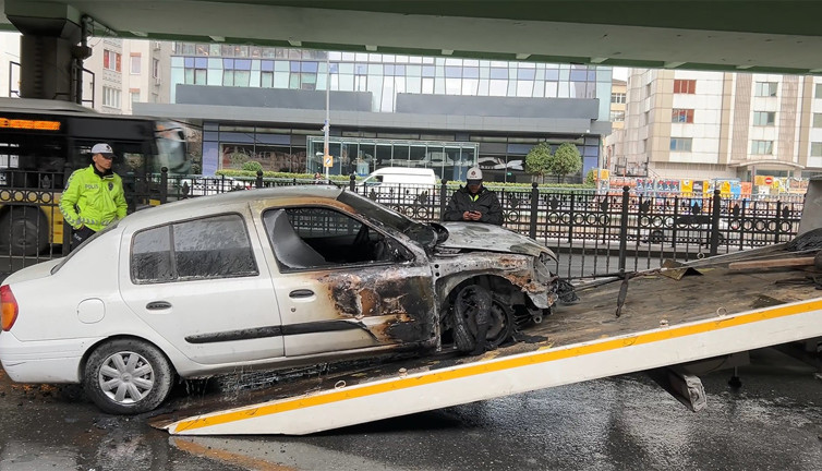 Mecidiyeköy’de seyir halindeki araç alev aldı: Büyükdere caddesi kilitlendi
