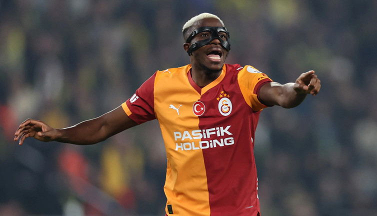 PSG uçuk maliyeti nedeniyle Osimhen transferinden vazgeçti