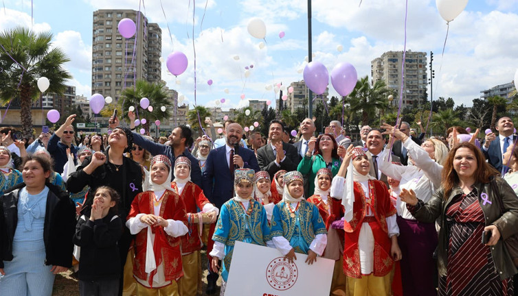 Adana’da gökyüzüne mor balonlar bırakıldı