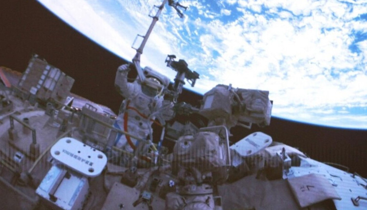 Çin'in uzay istasyonundaki ekibi üçüncü uzay yürüyüşünü yaptı