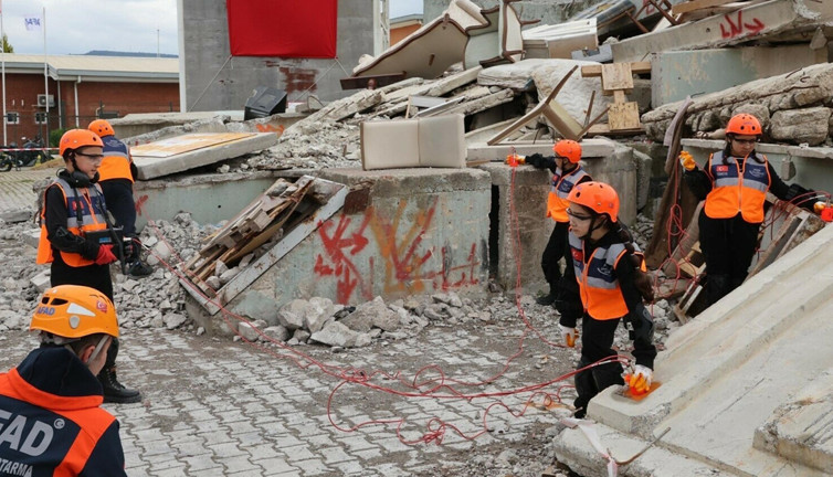 5.5’lik depremi onlar yönetti: Ezberleri bozuldu: İzmir’de komuta çocuklarda