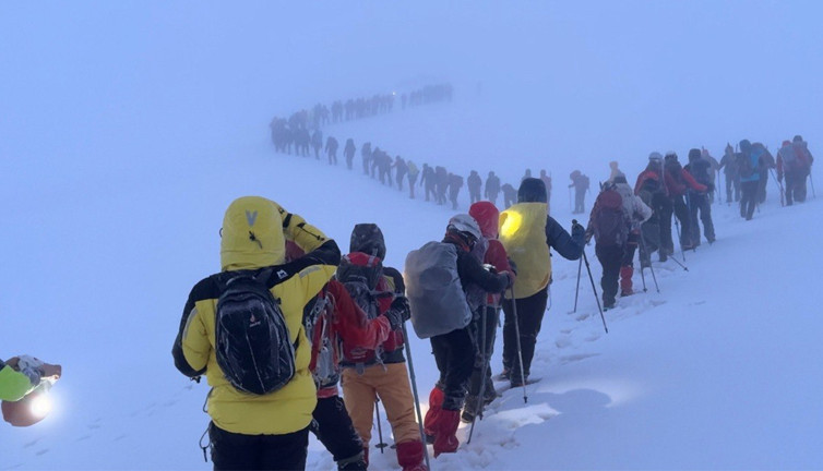 Erciyes'te "19 Mayıs" tırmanışına fırtına ve tipi engeli