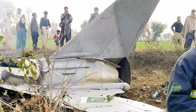 Pakistan'da askeri uçak düştü: 2 pilot hayatını kaybetti