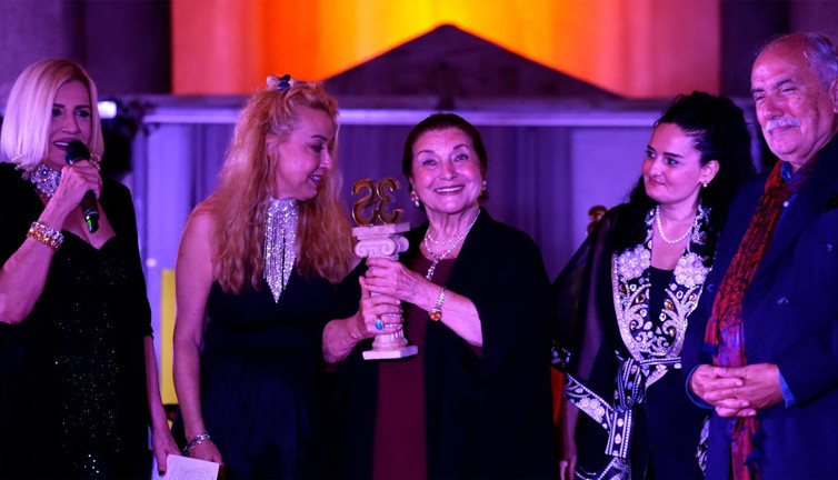 Sahnelerin usta ismi Dilek Türker'e meslek onur ödülü