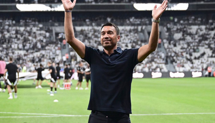 Giovanni van Bronckhorst yıllar sonra Feyenoord'a geri döndü