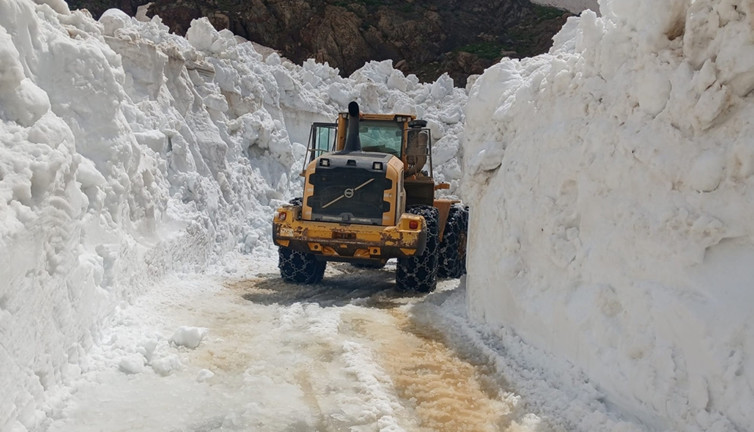 Kar kalınlığının 6 metreyi aştı, askeri üs yolu için karla mücadele başlatıldı