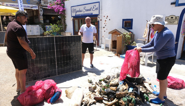Bodrum'da deniz dibi temizliği: Güneş paneli çıkardılar