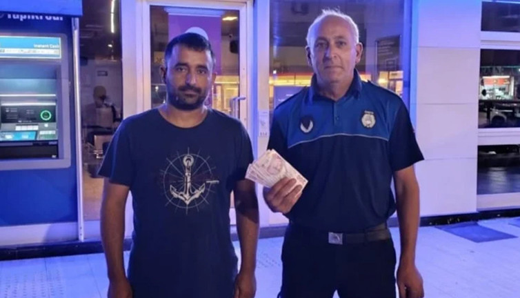 ATM'de yüklü miktarda para buldu: İlk işi ekipleri aramak oldu