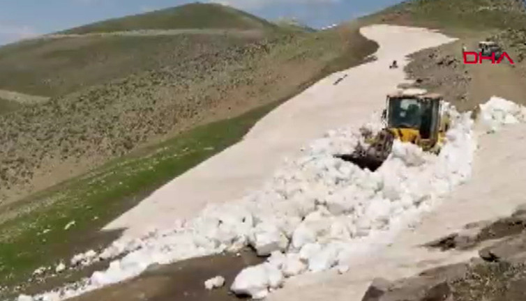 Temmuz geldi, kar bitmedi: O bölgede kış hala sürüyor