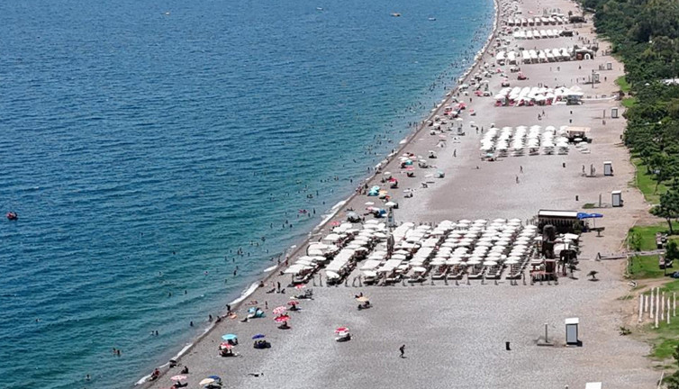 Antalya'da sıcaklık ve nem bunalttı: Konyaaltı Sahili tatilcilerle doldu