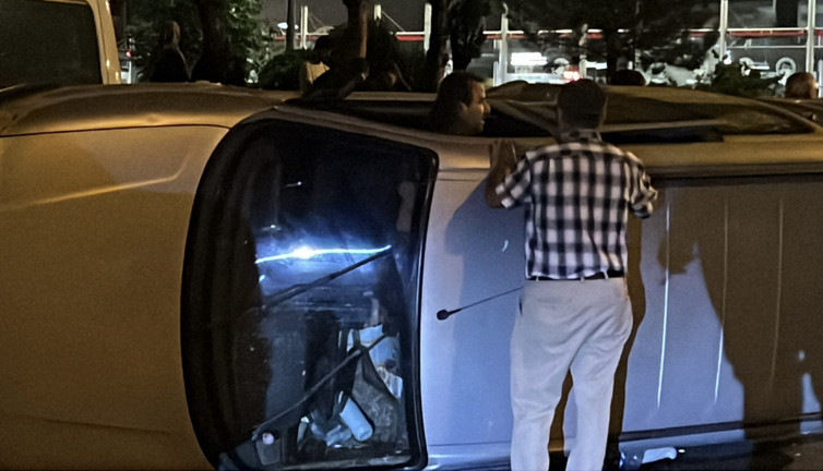 Kayseri’de yan yatan hafif ticari aracının içine girip 1 saat eşya topladı