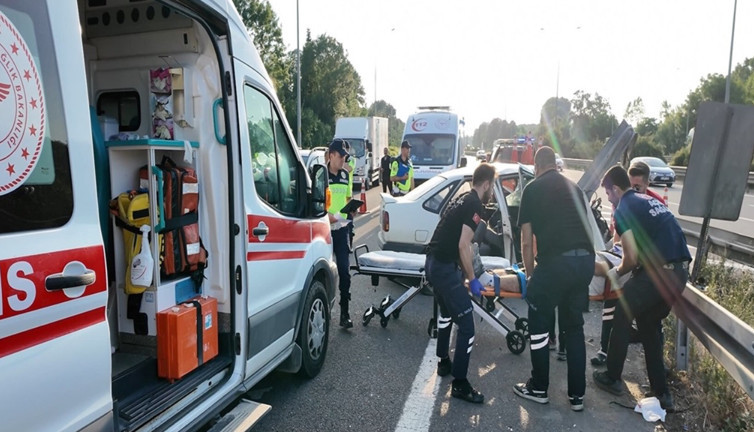 Anadolu Otoyolu'nda otomobil bariyere çarptı: 3 kişi yaralandı