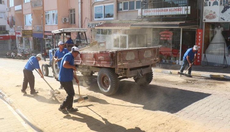 Bozdoğan’da doğalgaz kazı bölgelerinde temizlik ve yol yıkama çalışması sürüyor