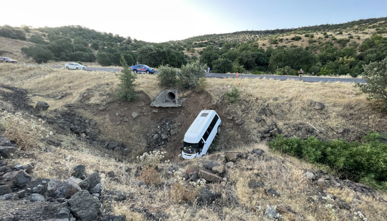 Şanlıurfa'da tarım işçilerini taşıyan minibüs şarampole devrildi: 4 yaralı