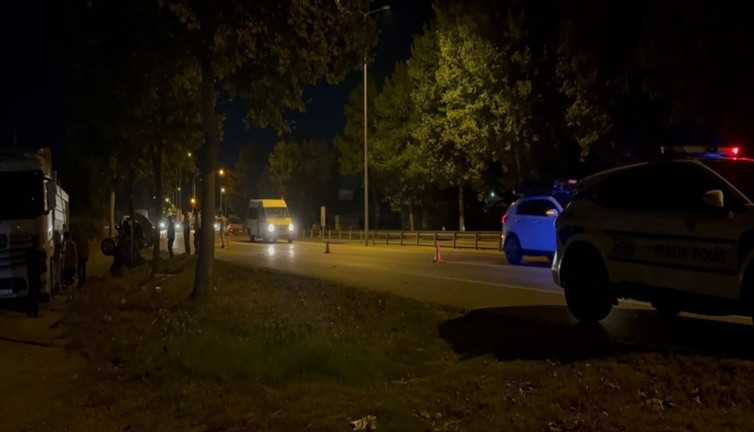 Ağaca çarpıp ikiye böldü: Otomobilin sürücüsü yaralandı