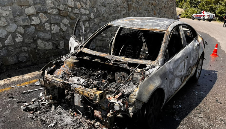 Sinop Türkeli'de seyir halindeki otomobil alev alev yandı
