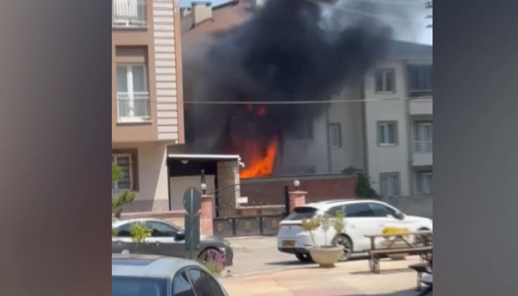 İnegöl'de alevler bitişikteki binayı yaktı: Depo yangını apartmana sıçradı