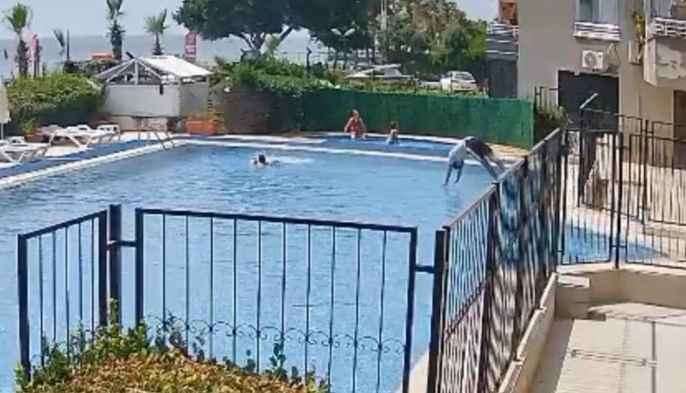 Mersin’de havuzda boğulma tehlikesi geçiren çocuğu görevli kurtardı