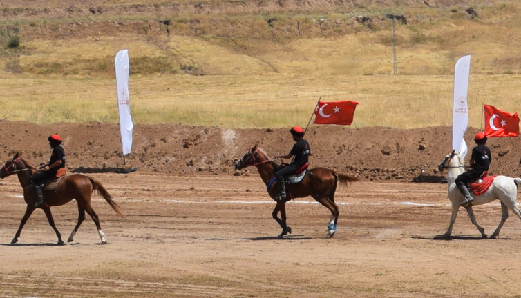 At sırtındaki amansız mücadele nefes kesti: Erciş’te dört nala heyecan