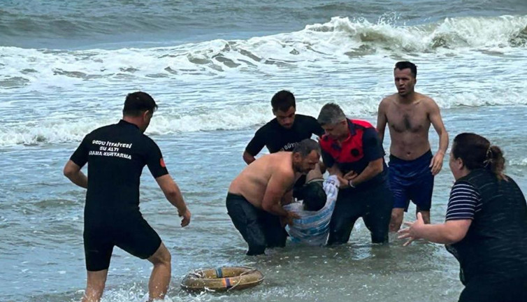 Ordu Ünye'de yasağa rağmen denize giren iki kardeş boğulmaktan son anda kurtarıldı