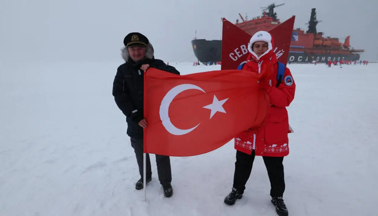 Türk öğrenci Kuzey Kutbu’nda Türk bayrağını dalgalandırdı: 10 günlük keşif sona erdi