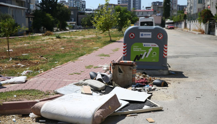 Adana'da sıcak havada çöp ve moloz isyanı: "Her yer pislik içinde"