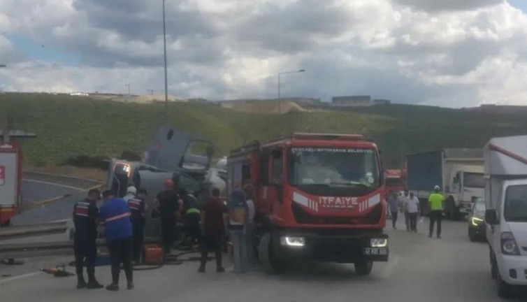 Beton mikseri devrildi: Sürücü araçta sıkıştı