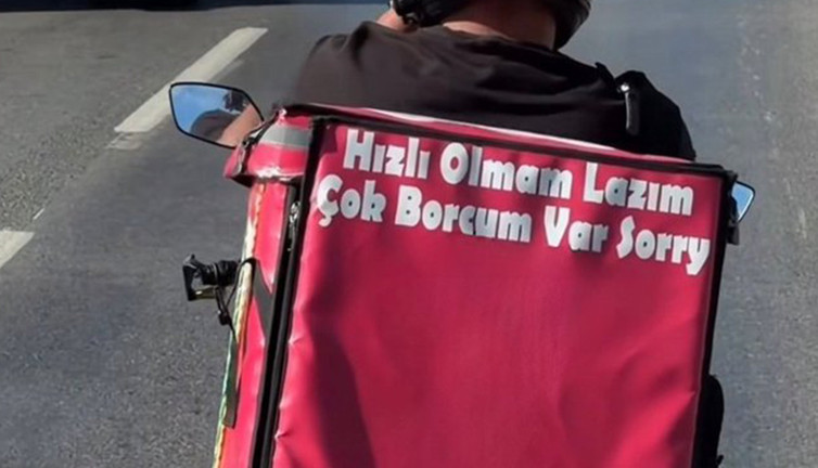 Kuryenin çantasındaki yazı gündem oldu: Hızlı olmam lazım, çok borcum var sorry