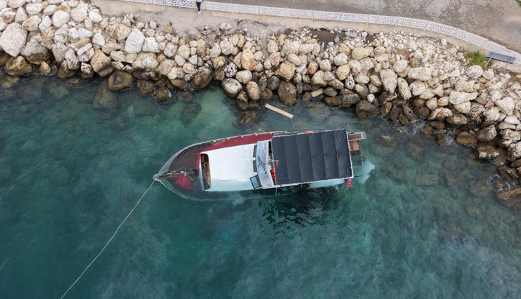 Mersin Silifke’de fırtınada kıyıya vuran tekne için kurtarma çalışması