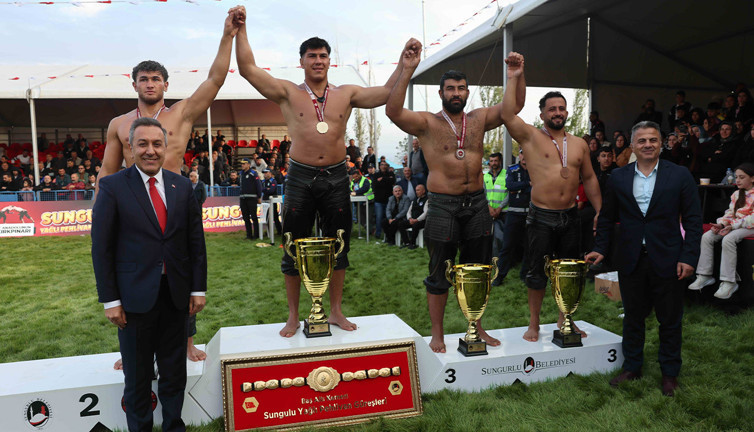 Sungurlu'da başpehlivan Mehmet Yeşil Yeşil oldu