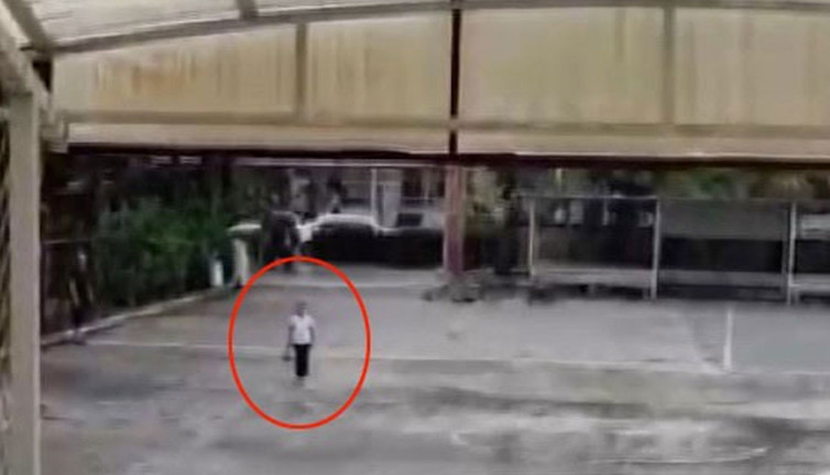 Herkes sınıftaydı: O bahçede yağmur altında İstiklal Marşı'nı okudu