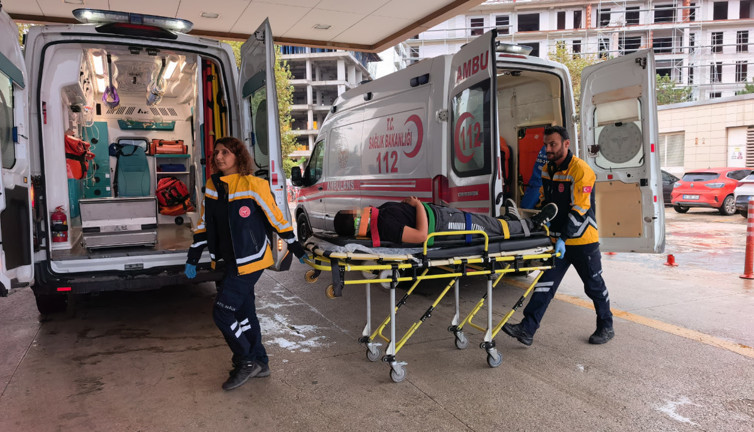 Merdiven korkuluklarından kayıyordu: 12 yaşındaki çocuk boşluğa düştü