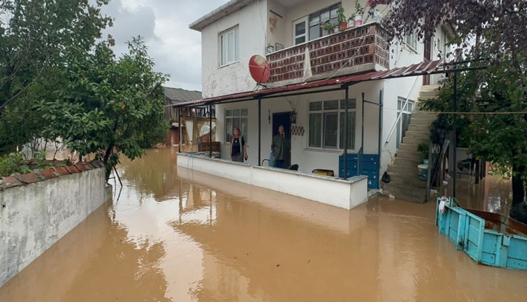 Sakarya'da dere taştı: Ev ve iş yerlerini su bastı