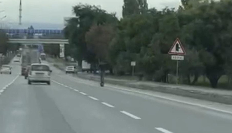 Eskişehir çevreyolunda tehlikeli scooter yolculuğu