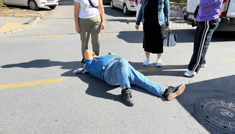 Geri geri gelen araç yaşlı adama çarptı
