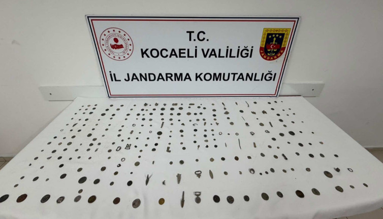 Kocaeli’de kaçakçılara çifte darbe: Bir araçtan tonlarca tütün, şüpheliden 511 tarihi eser çıktı