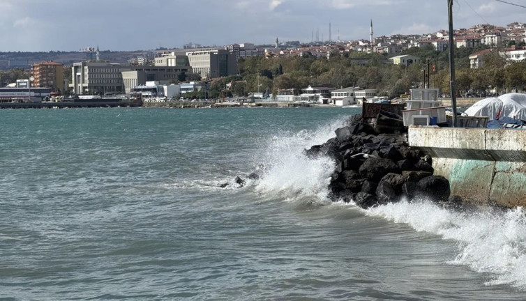 Deniz ulaşımına fırtına engeli: Tekirdağ açıklarında 6 şilep ve tanker bekliyor