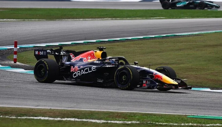 Formula 1’de Bahreyn heyecanı: Verstappen’den pole turu