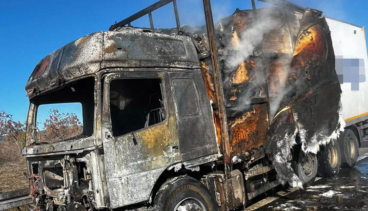 Bolu'da kargo yüklü tır alev alev yandı: Araç kullanılamaz hale geldi