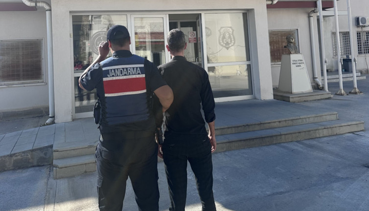10 yıl hapis cezasıyla aranıyordu: Jandarmadan kaçamadı