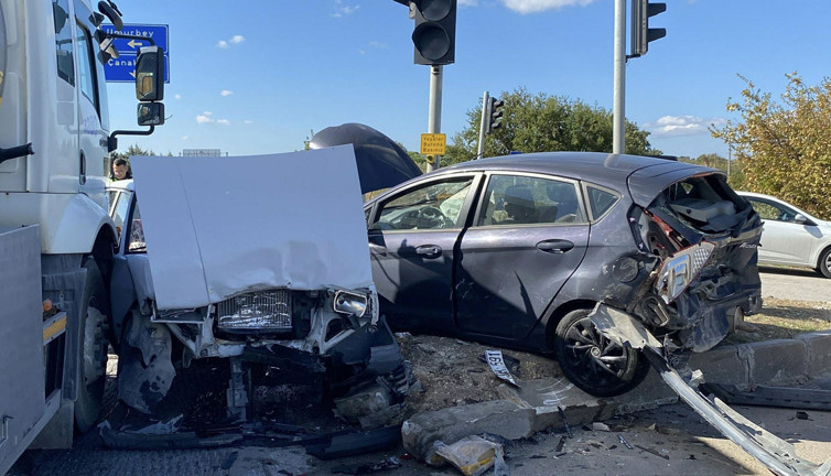 Freni boşalan tanker dehşet saçtı: Işıkta bekleyen 4 otomobili birbirine kattı