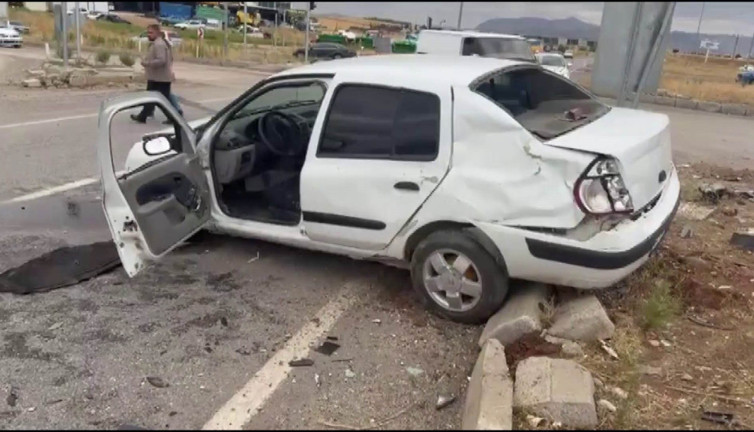 İki otomobil kafa kafaya çarpışıp refüje çıktı: 5 yaralı
