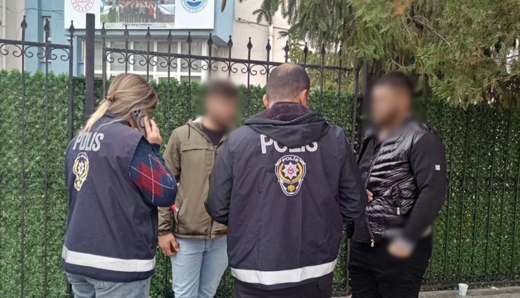 Okul çevrelerinde geniş çaplı denetim: 326 kişi sorgulandı