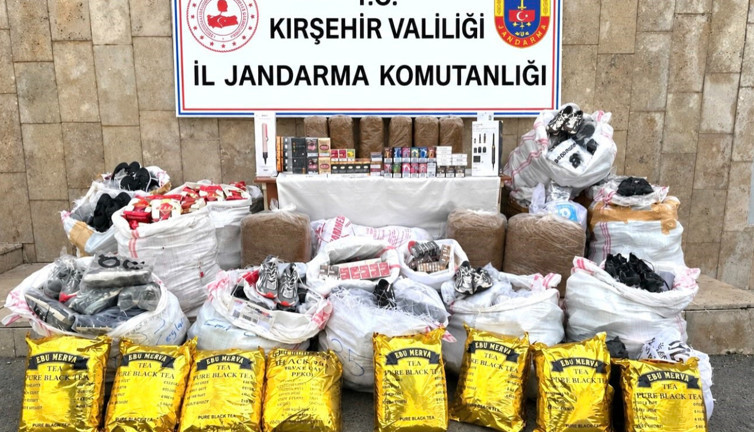 Otoyol gişelerinde durduruldu: Araçtan 2,8 milyonluk kaçak ürün çıktı