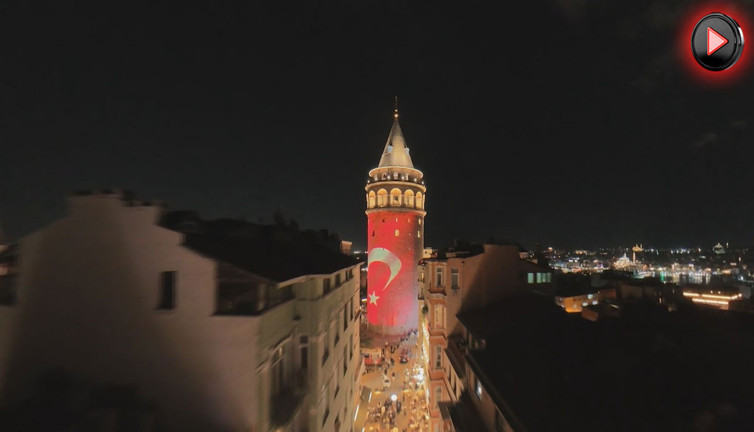 Gören telefonuna sarıldı: Galata Kulesi’nde muhteşem anlar