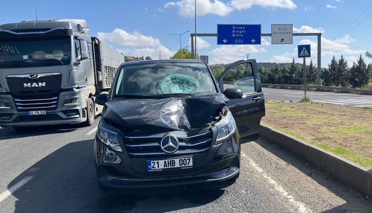 Yolun karşısına geçmek isteyen şahsa araç çarptı