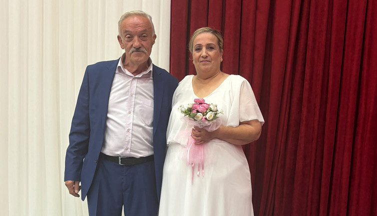 3 çocuk ve 4 torun sahibi oldular… 35 yıl sonra resmi nikahlarını kıydılar