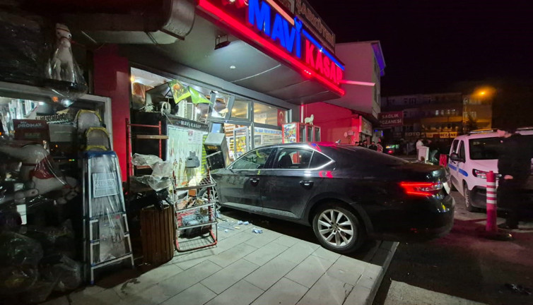 Kontrolden çıkan otomobil iş yerine girdi