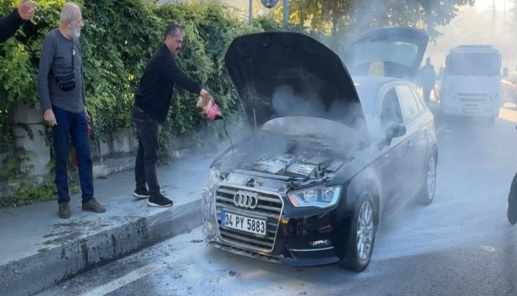 Otomobil alev alev yandı: Kola şişesiyle söndürmeye çalıştılar