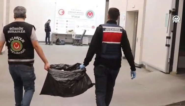 Kamyonetten 17 bin 121 uyuşturucu kapsülü çıktı